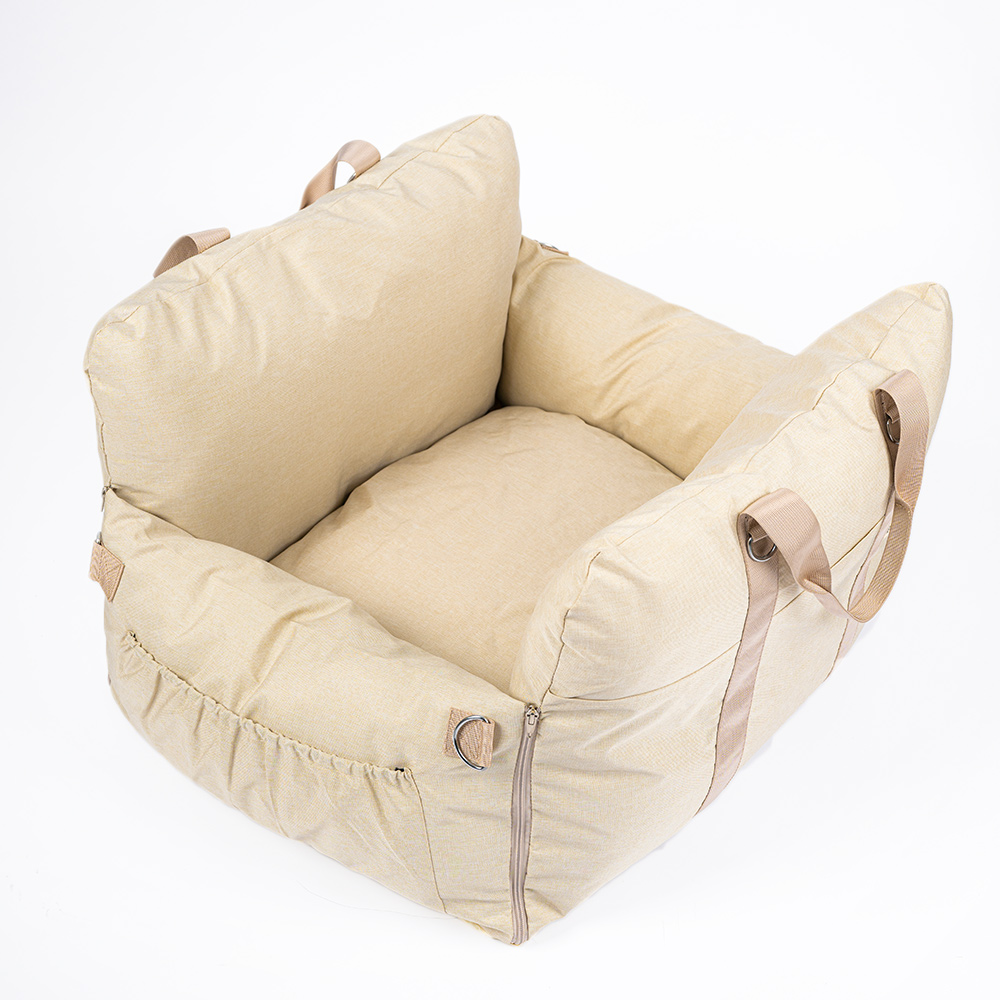 반려견과 함께하는 여행, 편리하고 안전한 자동차 카시트 추천