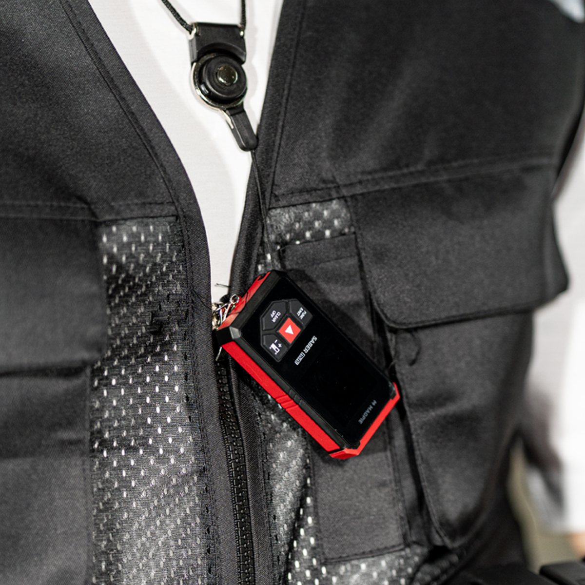 작고 가벼운 레이저 거리측정기, 맥파이 세이버 미니로 쉽고 빠르게 측정하세요!