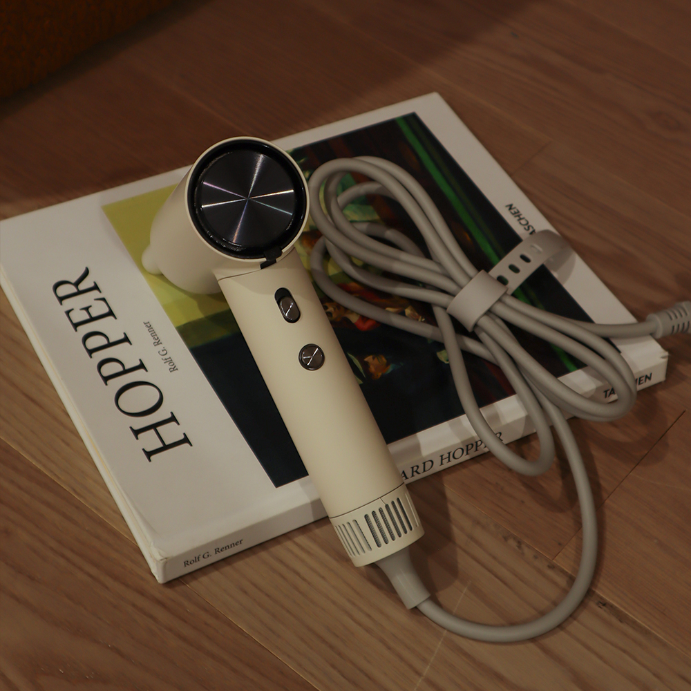 가볍고 강력한 휴대용 헤어 드라이기, 이제 여행도 걱정 없어요!