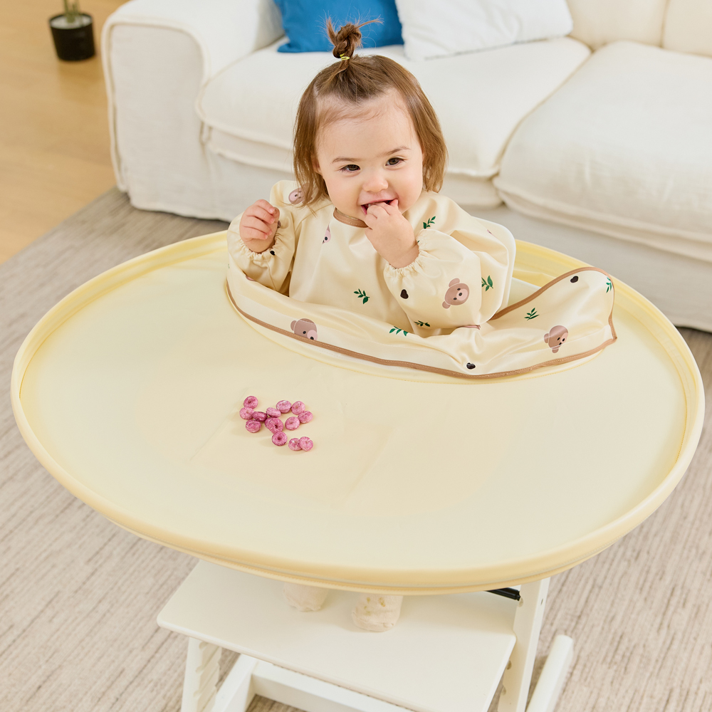 아기 이유식 준비가 더 쉬워지는 자기주도 이유식 매트와 턱받이 세트