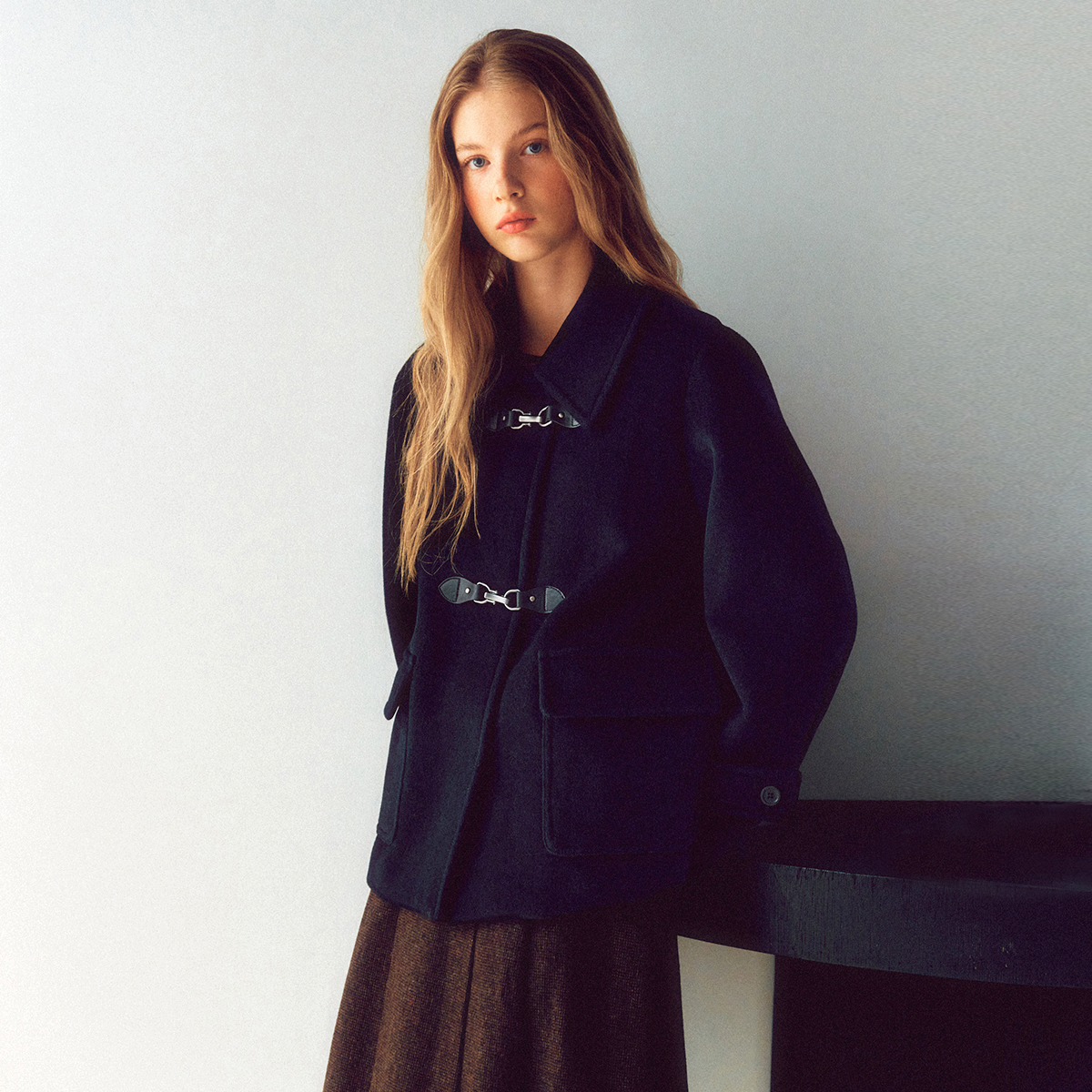 편하게 입기 좋은 로엠 버클 미디 코트, 지금 바로 만나보세요!