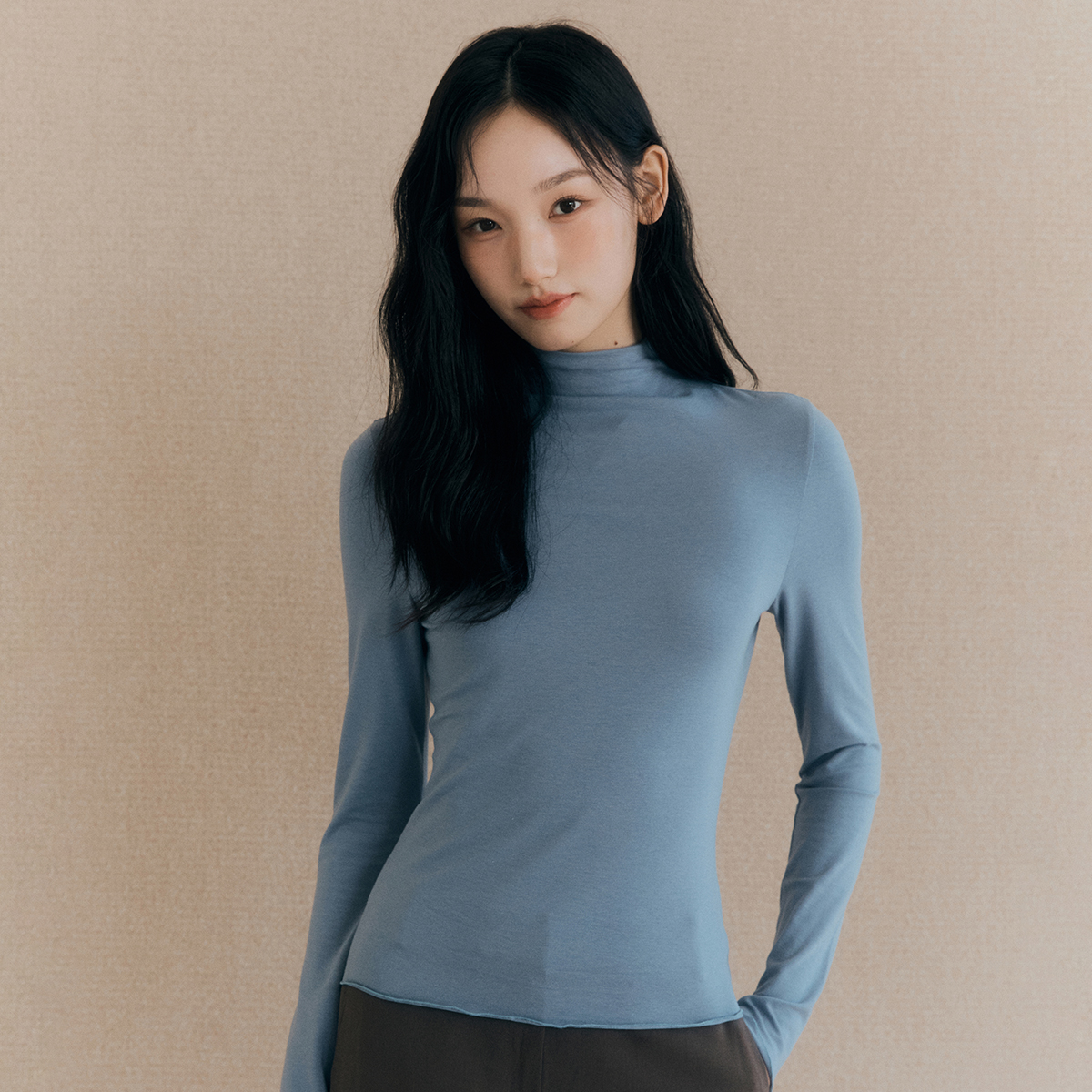 편하게 입기 좋은 텐셀 하이넥 티셔츠, 로엠에서 만나보세요!