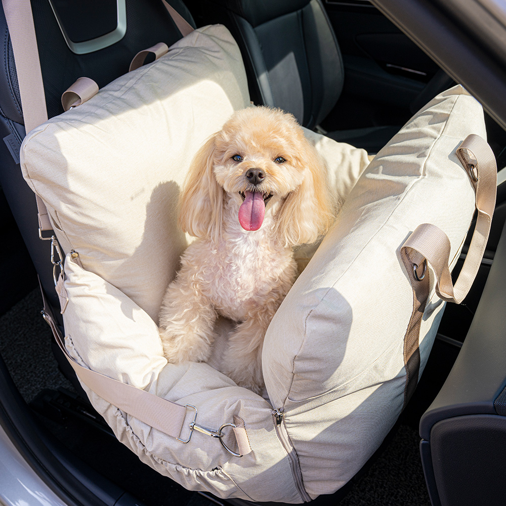반려견과 함께하는 여행, 편리하고 안전한 자동차 카시트 추천