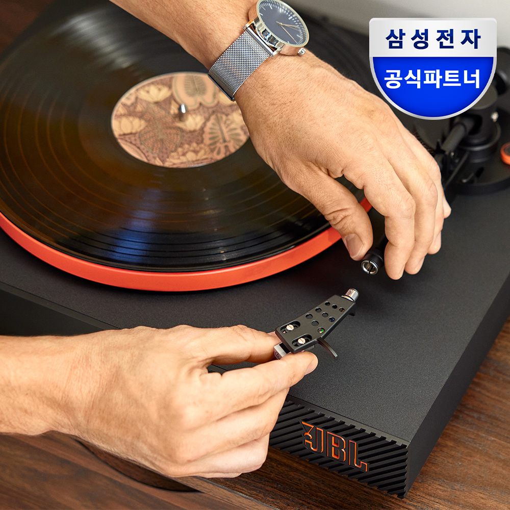 일상 속에서 즐기는 멋진 음악, 삼성전자 JBL SPINNER BT 턴테이블로 시작하세요!