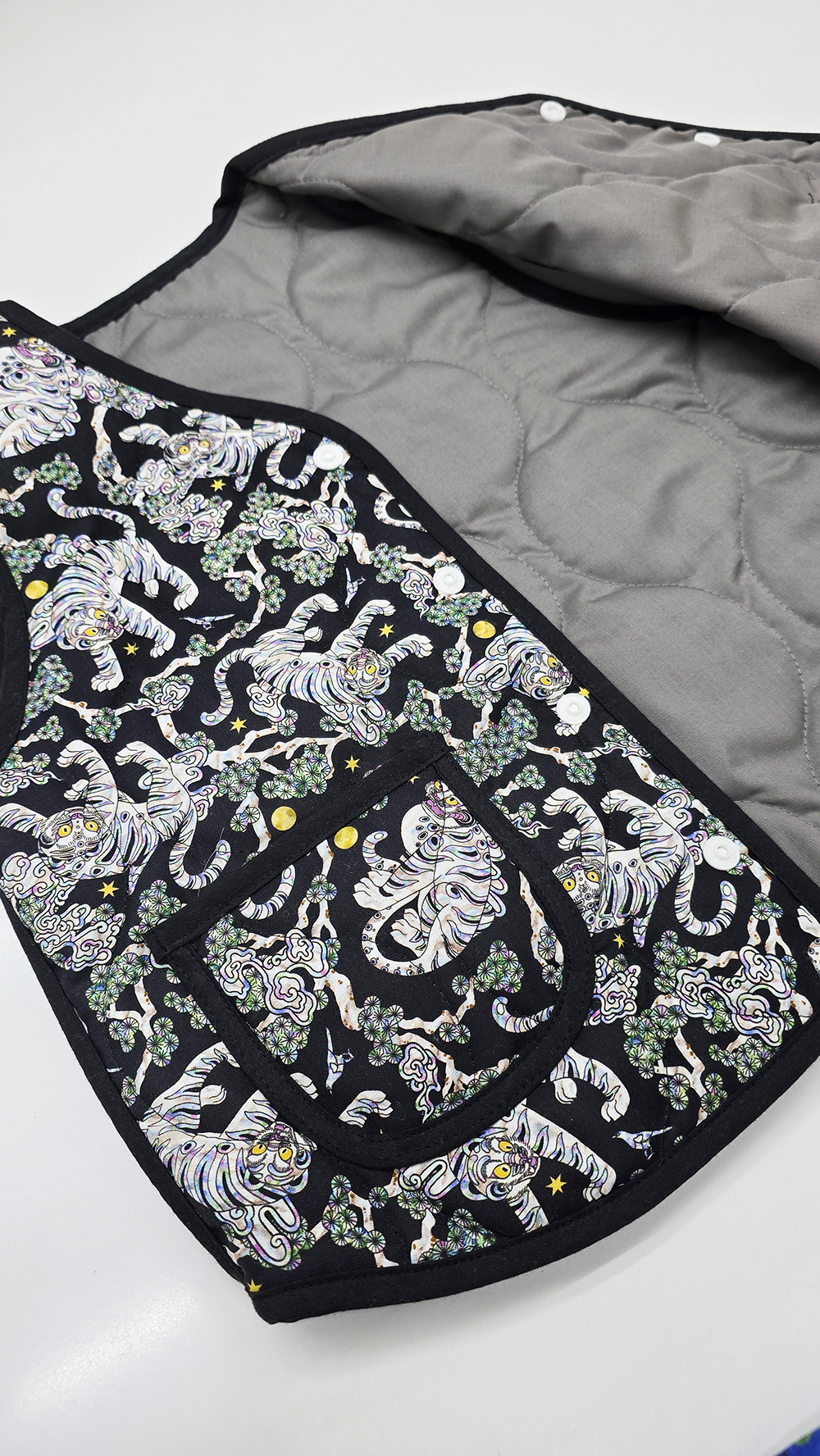 성인용 호작도 자개블랙 패딩 조끼