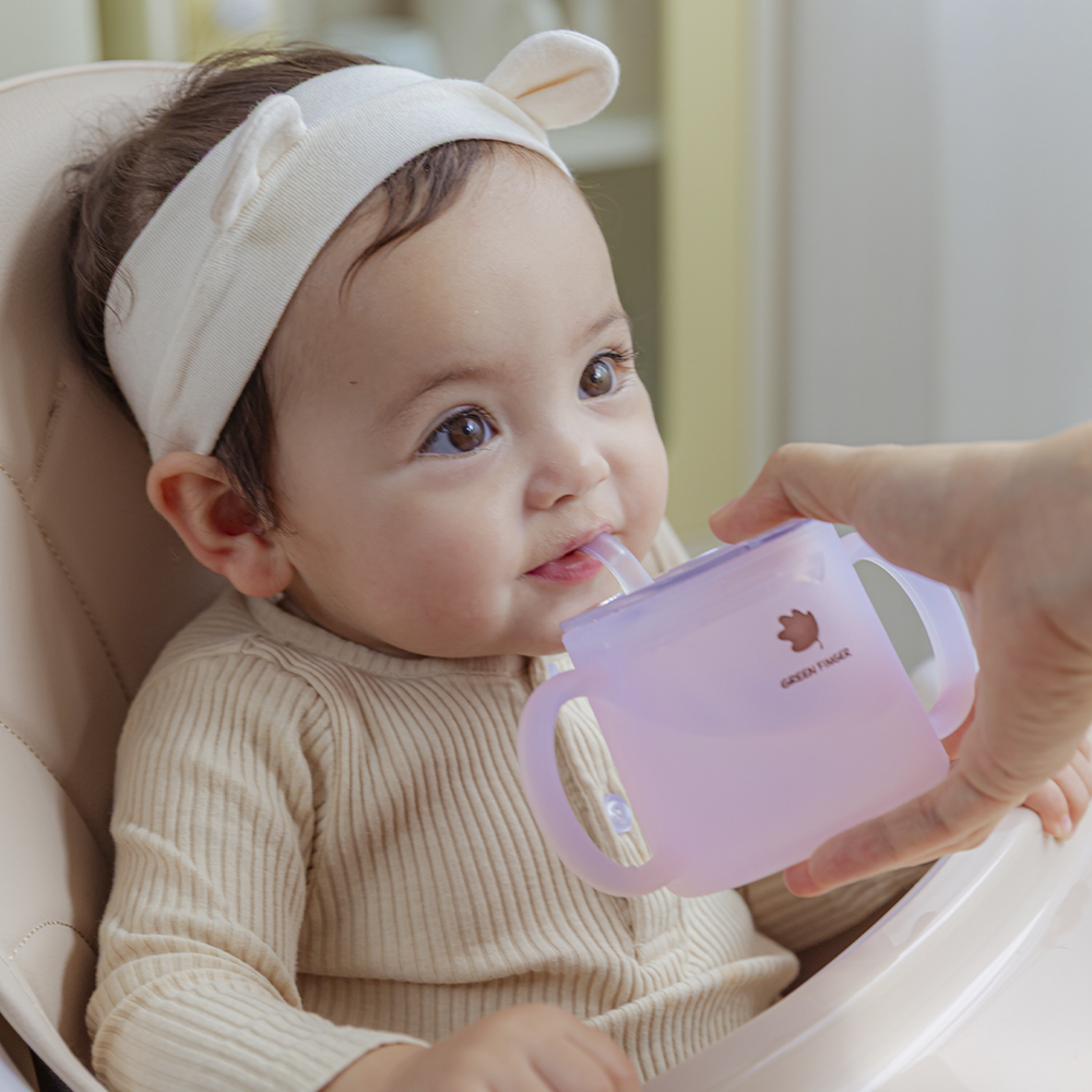 아기 손에 딱 맞는 실리콘 빨대컵, 처음 시작하는 단계에 딱 좋아요!