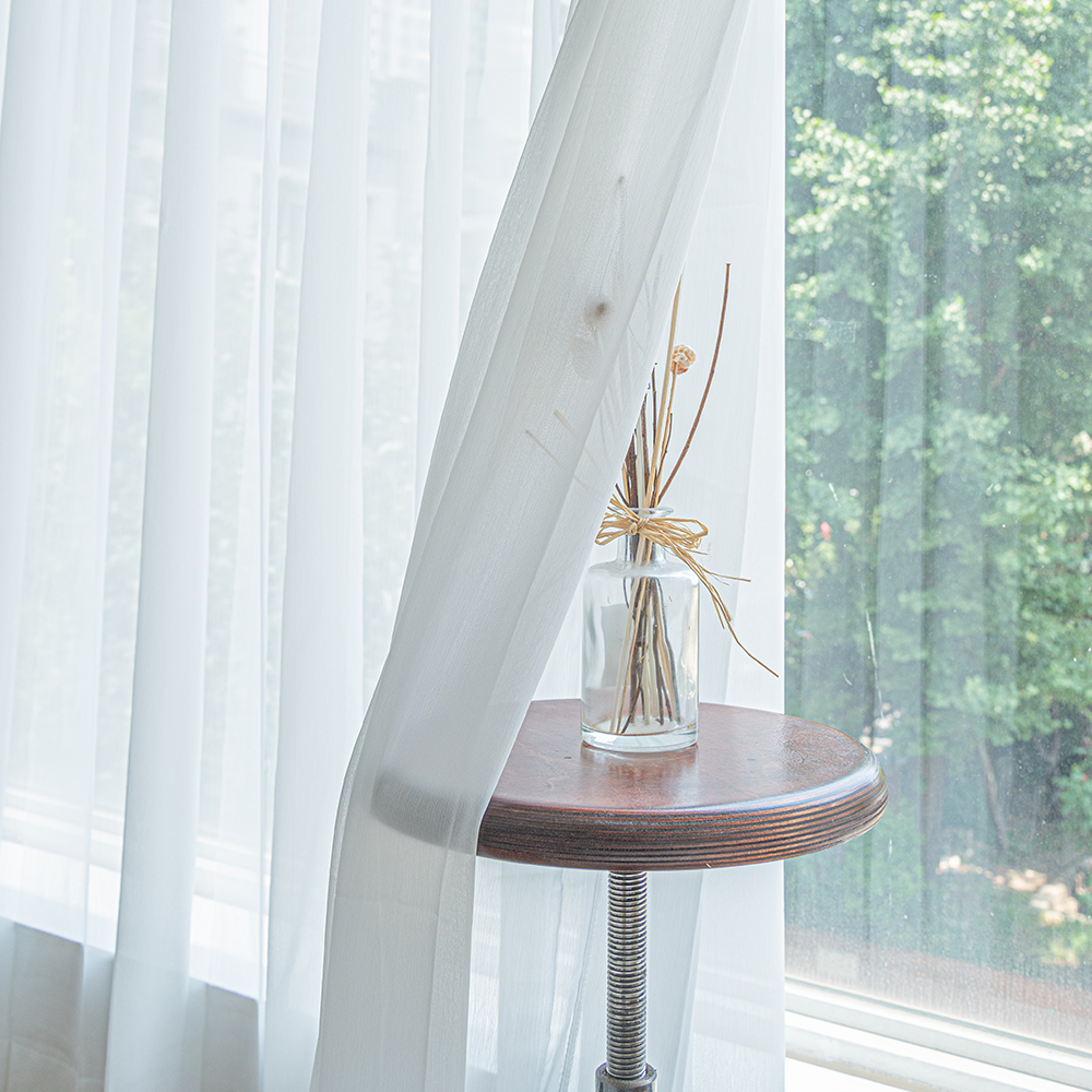 집에서도 쉽게 만나는 깔끔한 흰색 쉬폰 커튼, 나비주름 디자인으로 포인트!