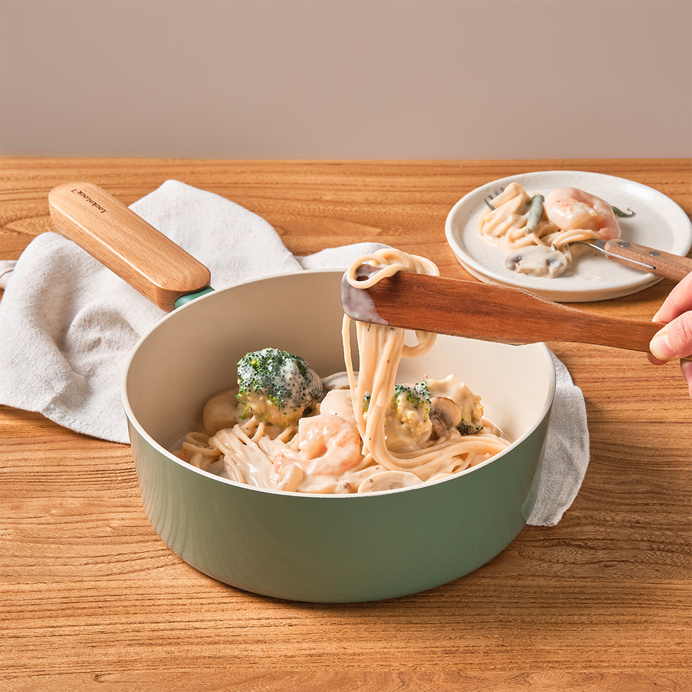 가정에서 쉽게 사용하는 세이지 IH 멀티팬, 22cm로 요리의 즐거움이 두 배!