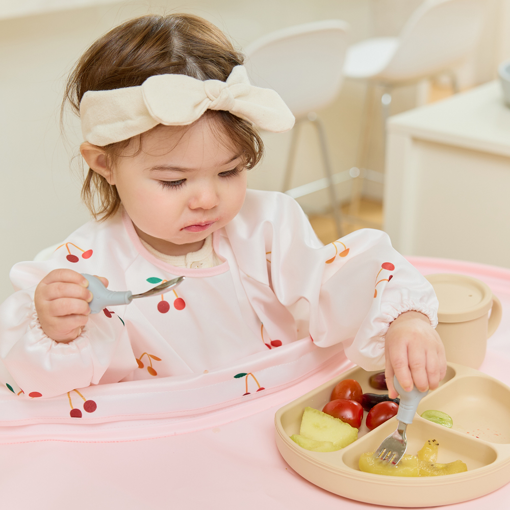 아기 이유식 준비가 더 쉬워지는 자기주도 이유식 매트와 턱받이 세트