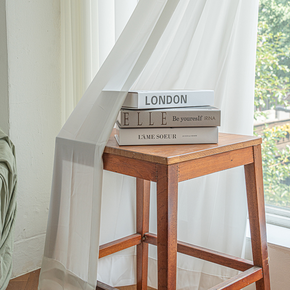 집에서도 쉽게 만나는 깔끔한 흰색 쉬폰 커튼, 나비주름 디자인으로 포인트!