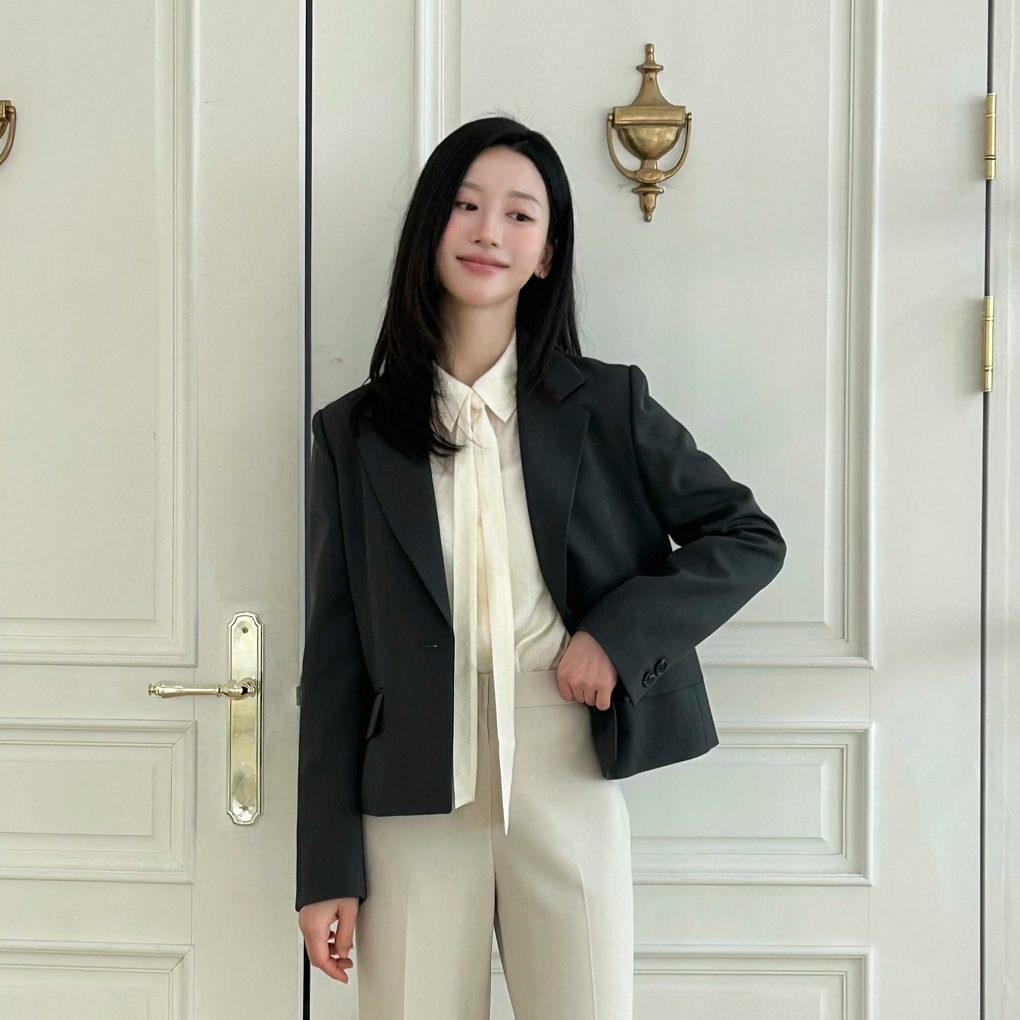 편하게 입기 좋은 카라 타이 블라우스, 어떤 스타일로 연출할까?