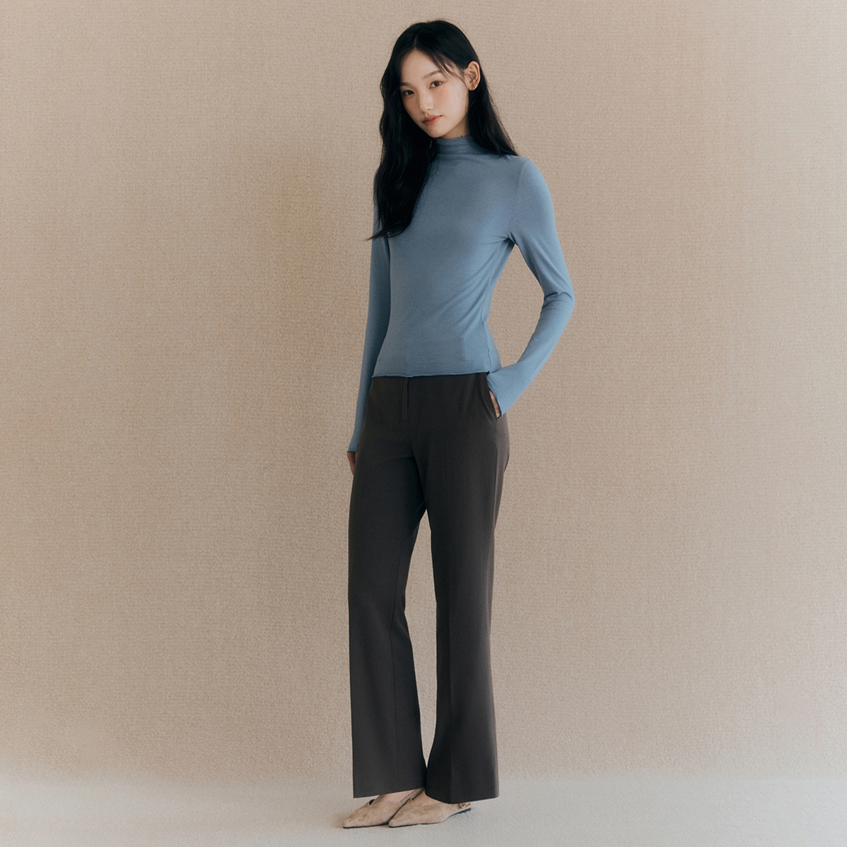 편하게 입기 좋은 텐셀 하이넥 티셔츠, 로엠에서 만나보세요!