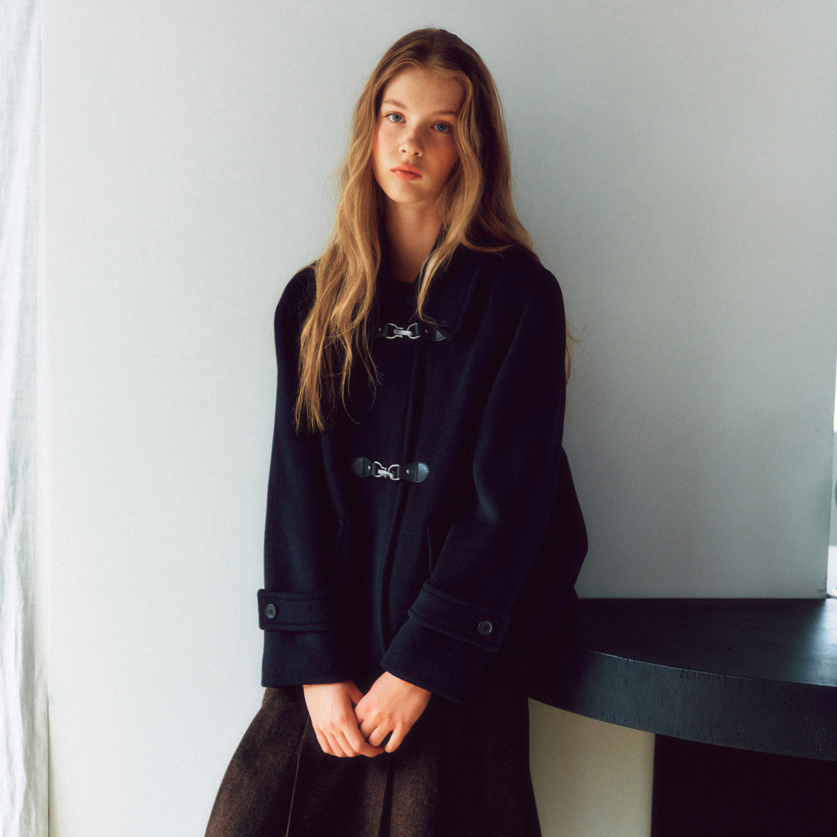 편하게 입기 좋은 로엠 버클 미디 코트, 지금 바로 만나보세요!