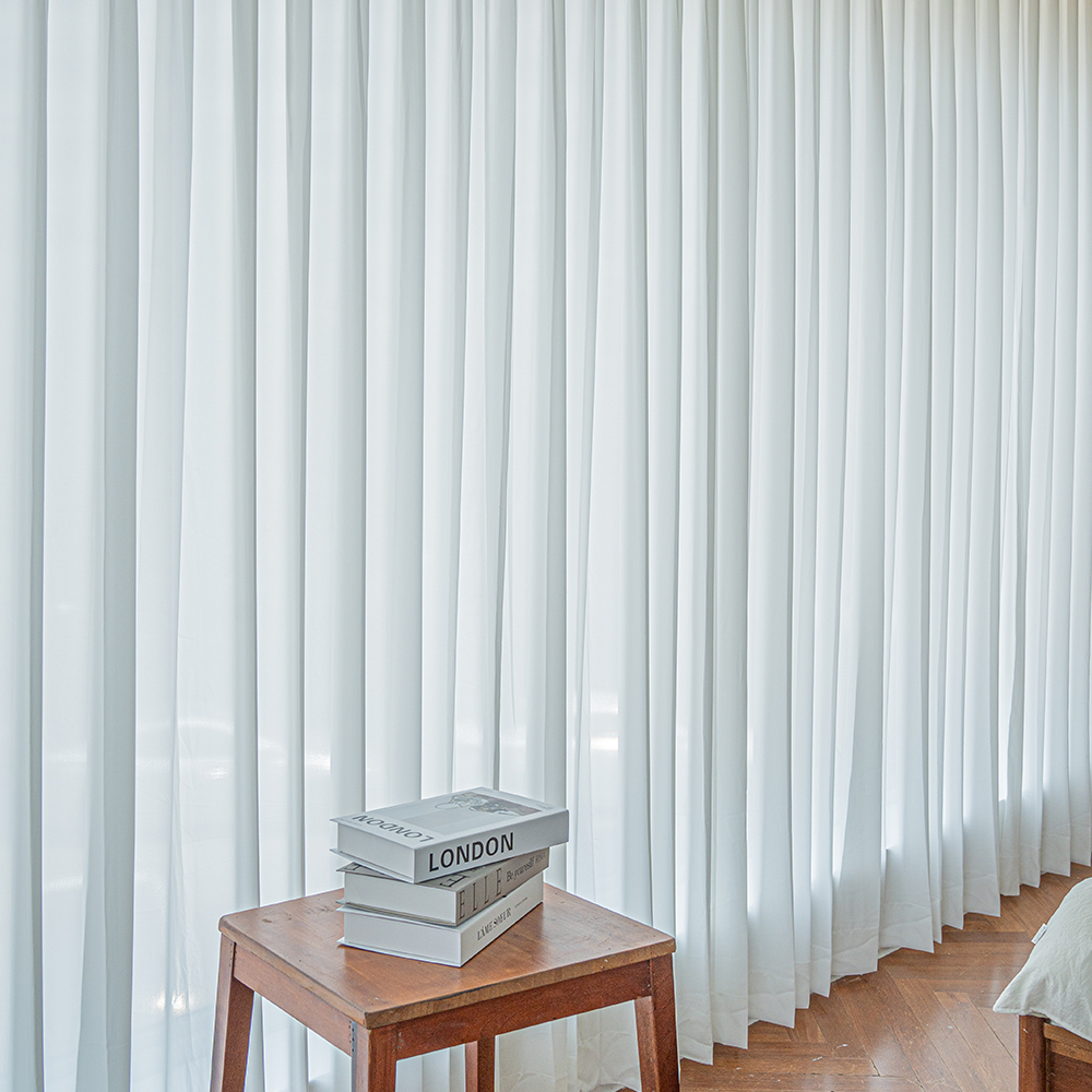 집에서도 쉽게 만나는 깔끔한 흰색 쉬폰 커튼, 나비주름 디자인으로 포인트!