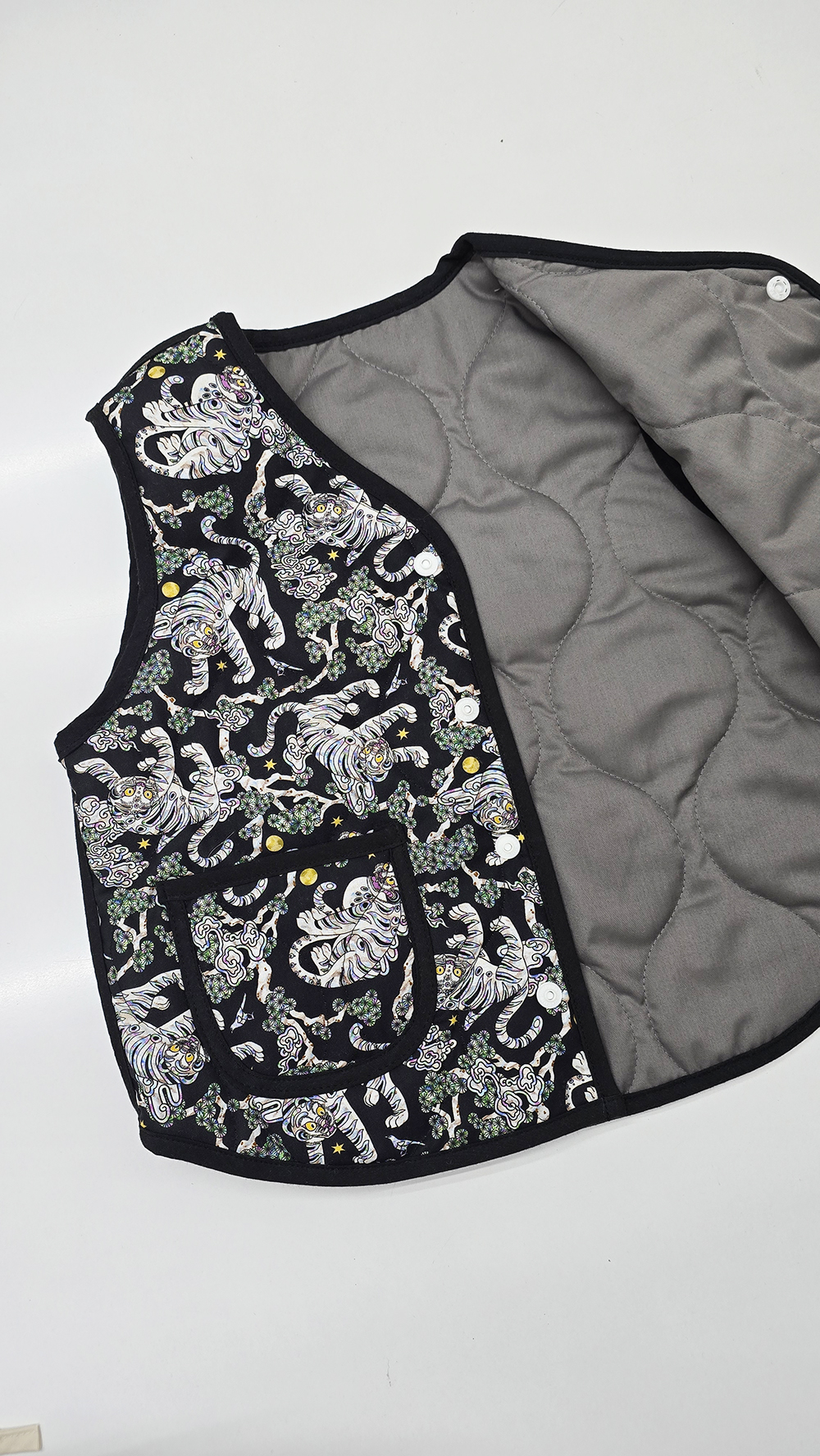 편하게 입기 좋은 성인용 자개무늬 블랙 패딩 조끼 추천